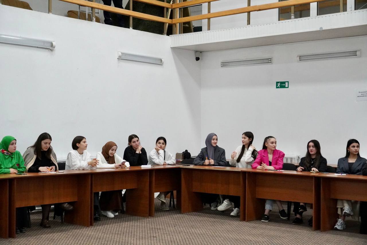 Представители администрации Махачкалы  и Муфтията РД провели встречу со студентами ГПК